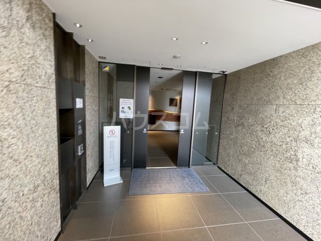 24/30 エントランス