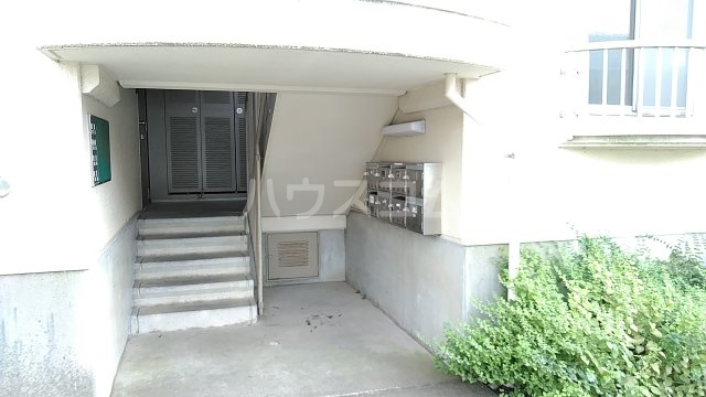 27/30 エントランス