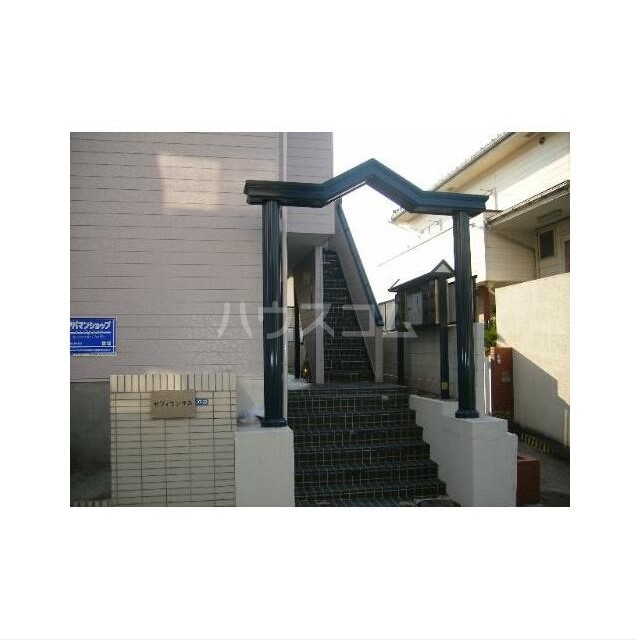 17/25 エントランス