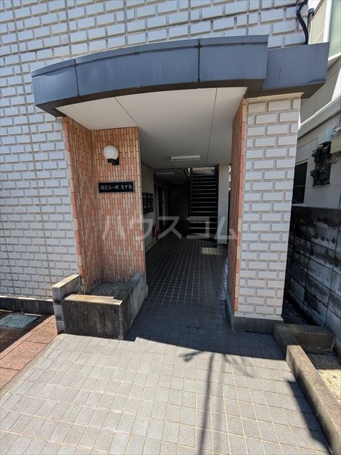 27/30 エントランス