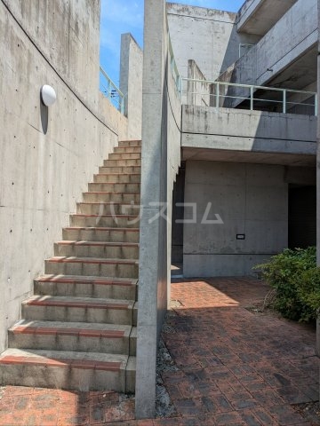 27/30 エントランス