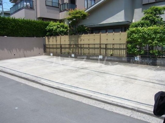 2/5 駐車場