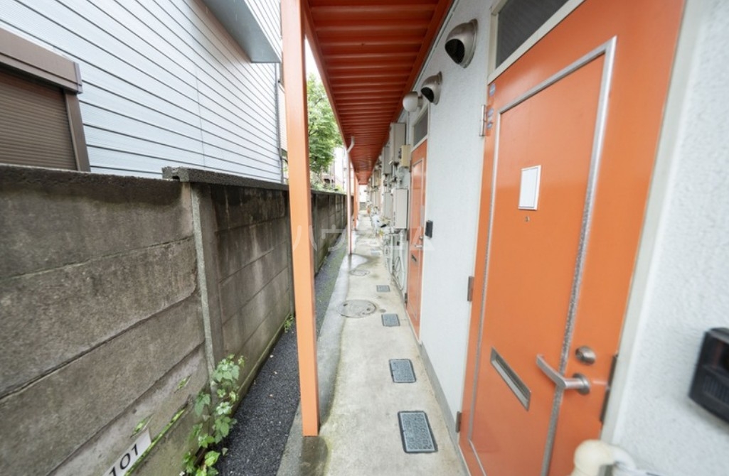 23/27 エントランス