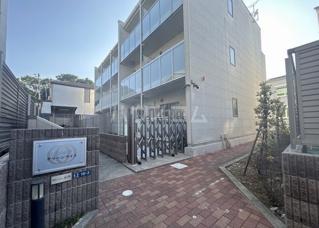 16/23 エントランス