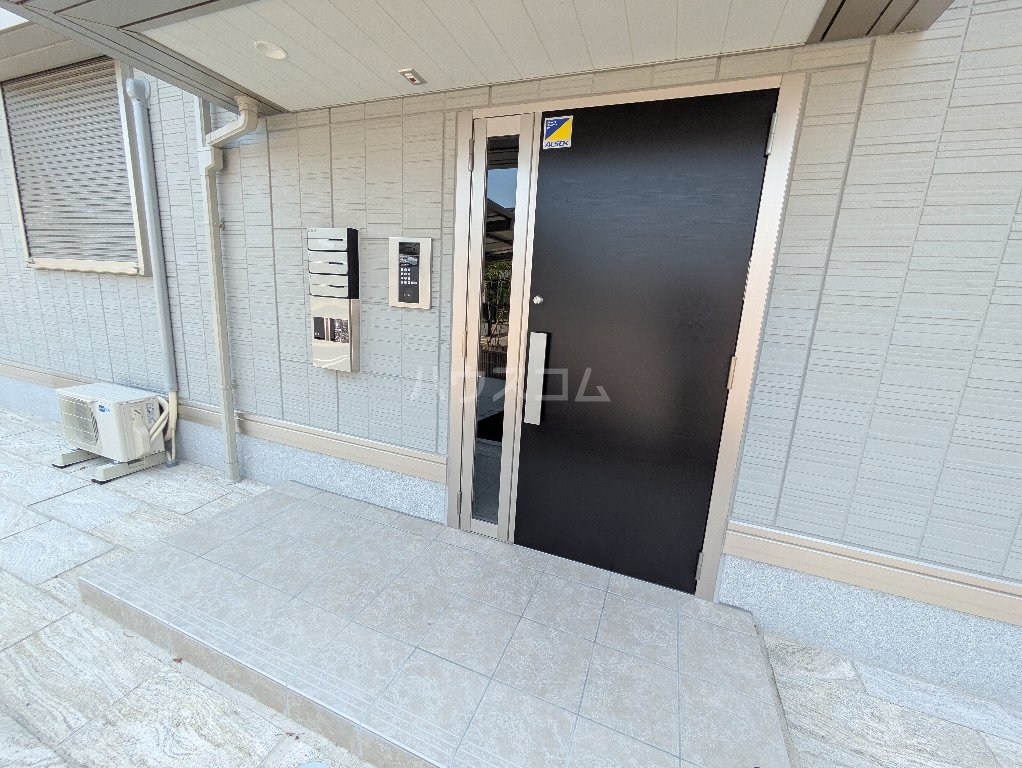 26/27 エントランス