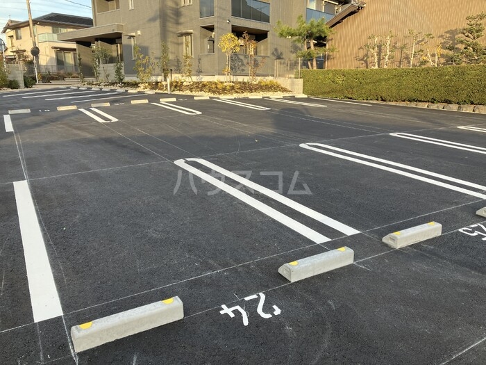 27/30 駐車場