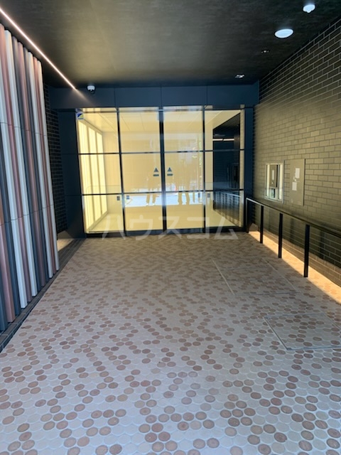 22/27 エントランス