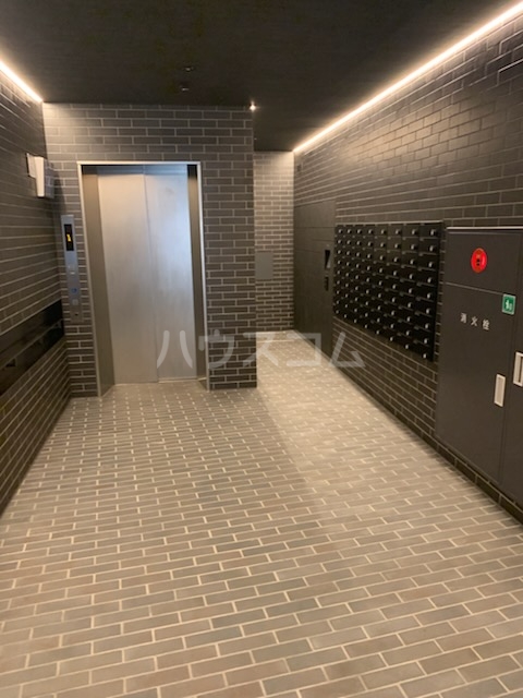 23/27 エントランス