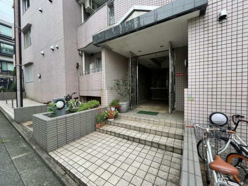 21/30 エントランス