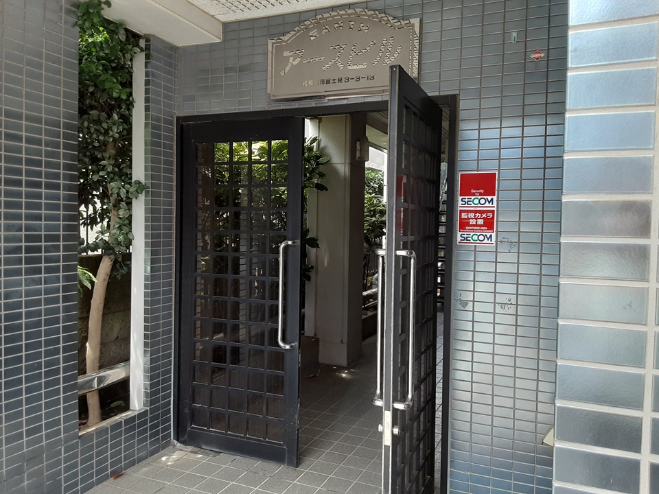 19/26 エントランス