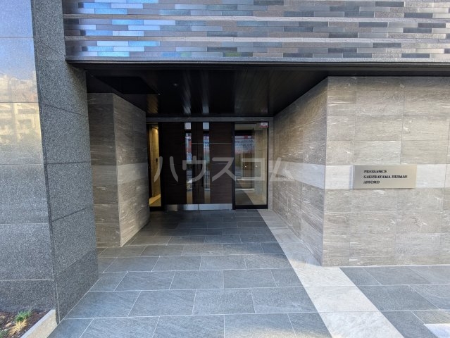 27/30 エントランス