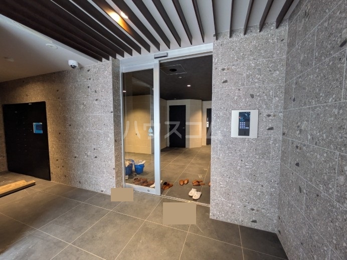 27/30 エントランス