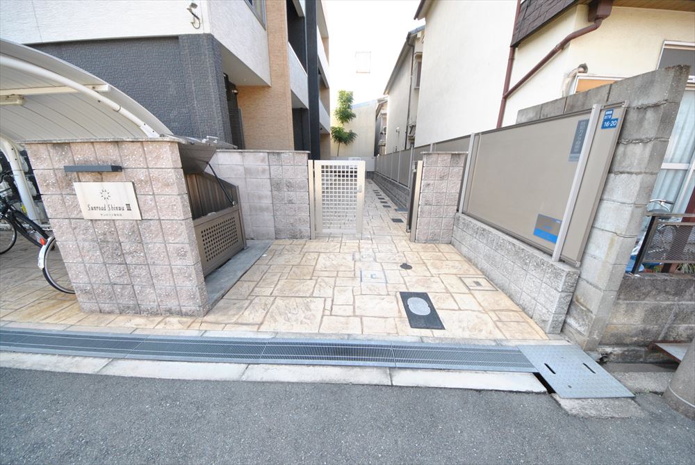 16/25 エントランス