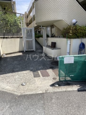 23/30 エントランス