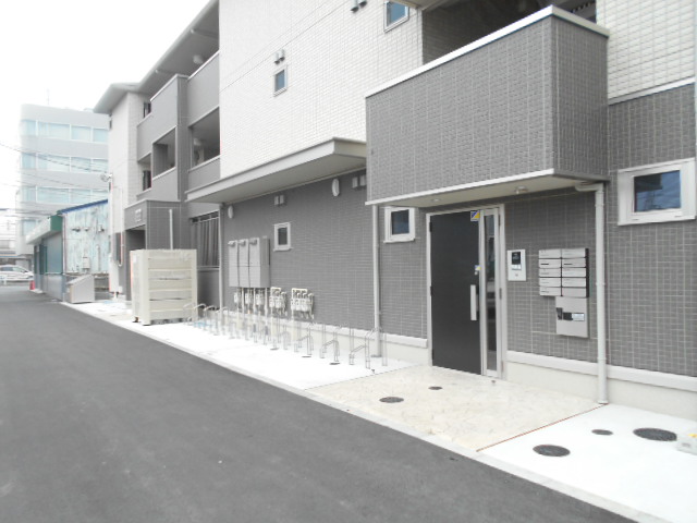 23/27 エントランス