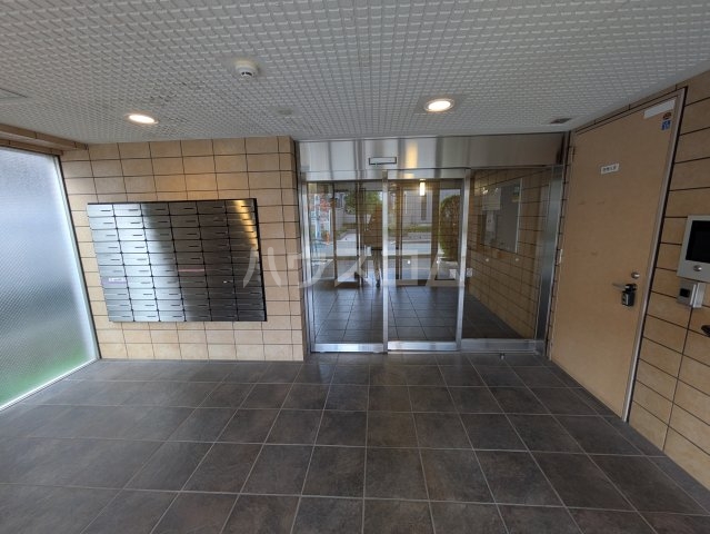 24/30 エントランス