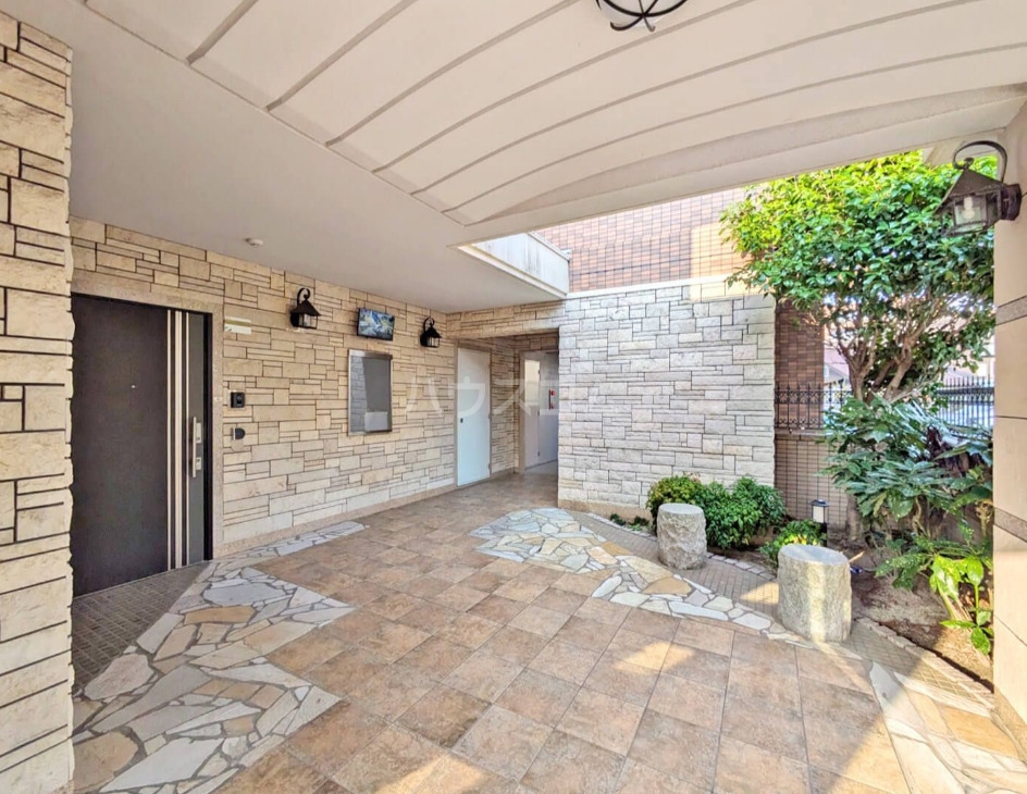 26/30 エントランス