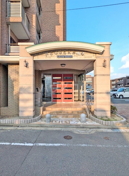 27/30 エントランス