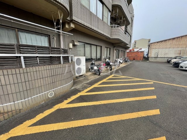 27/30 駐車場