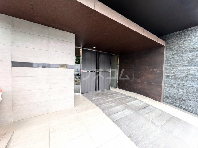 21/30 エントランス