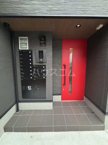 18/27 エントランス