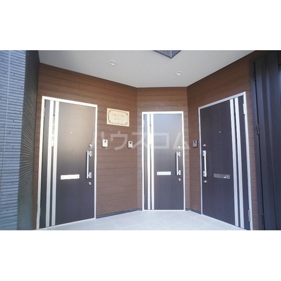 27/30 エントランス