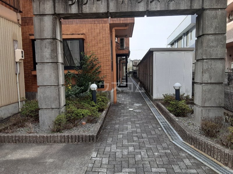 27/30 エントランス