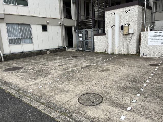 18/28 駐車場