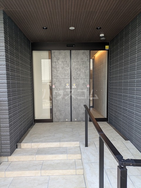 24/30 エントランス