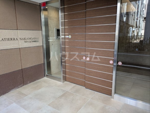 25/30 エントランス