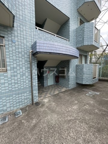 27/30 エントランス