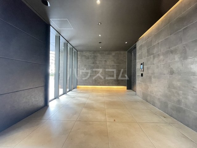 16/23 エントランス