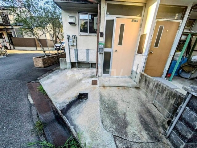 27/30 エントランス