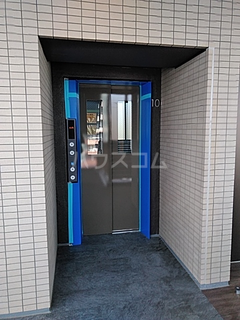 18/27 エントランス