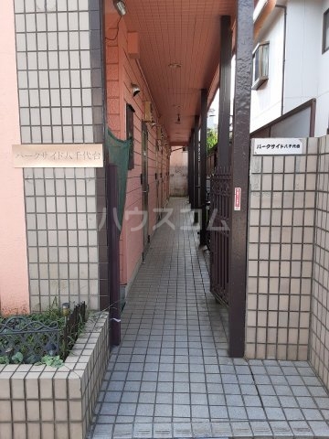 27/30 エントランス