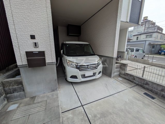 27/30 駐車場