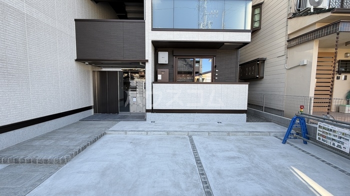 13/18 エントランス