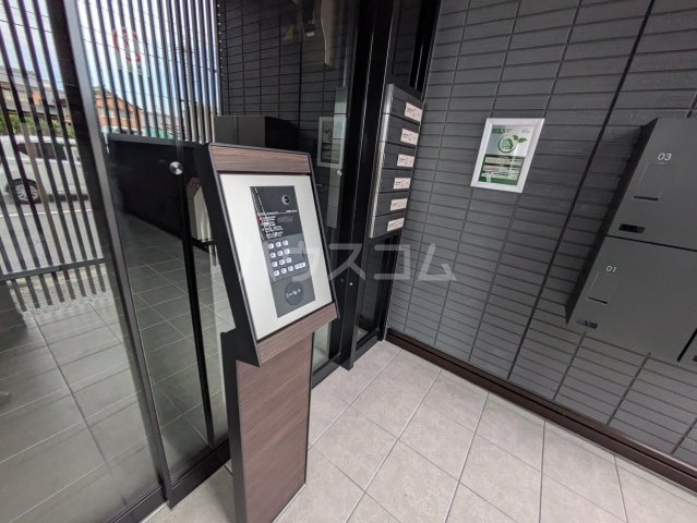 27/30 エントランス