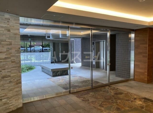 21/28 エントランス