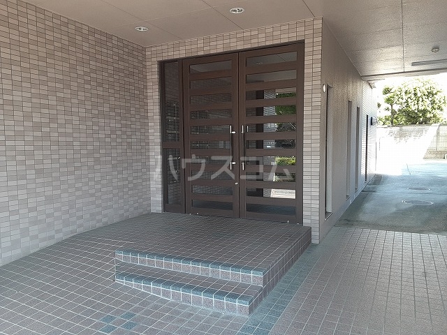 24/28 エントランス