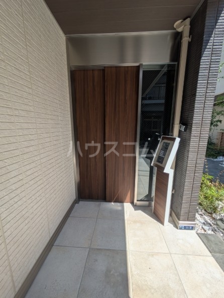 24/30 エントランス