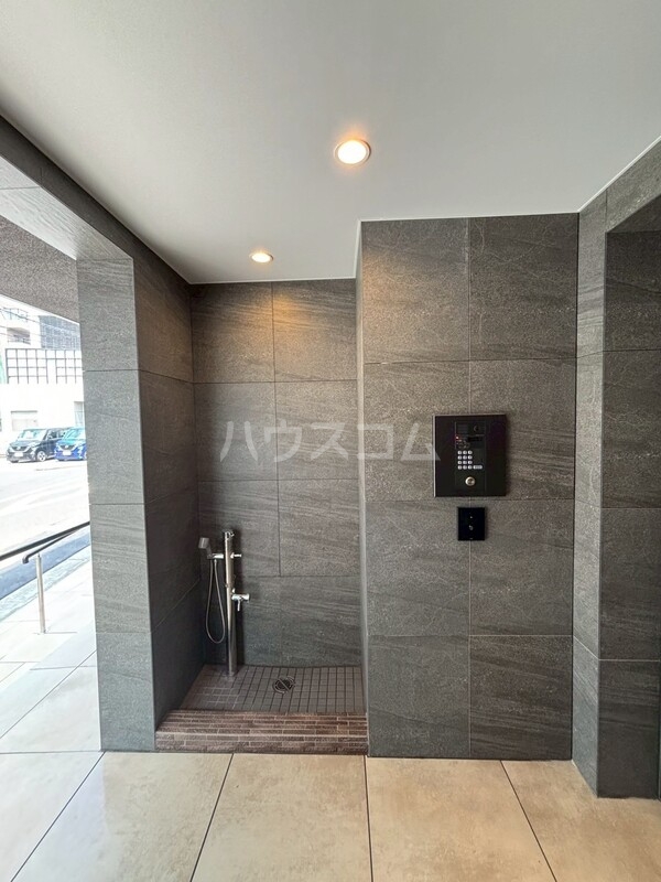 24/30 エントランス