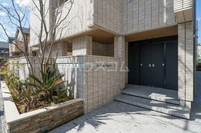 23/30 エントランス