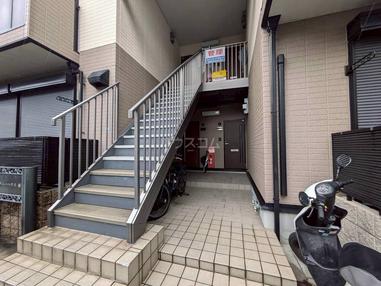 22/28 エントランス