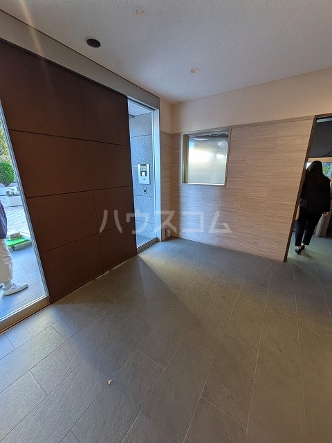 27/30 エントランス