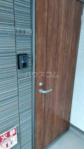 27/30 エントランス