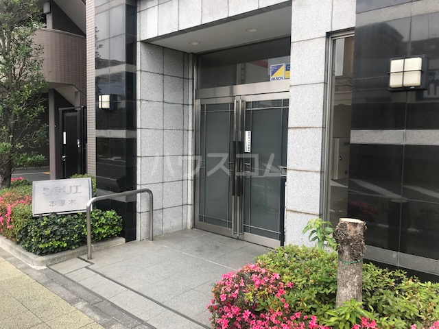 27/30 エントランス