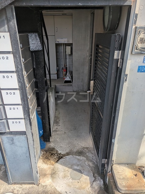 21/30 エントランス