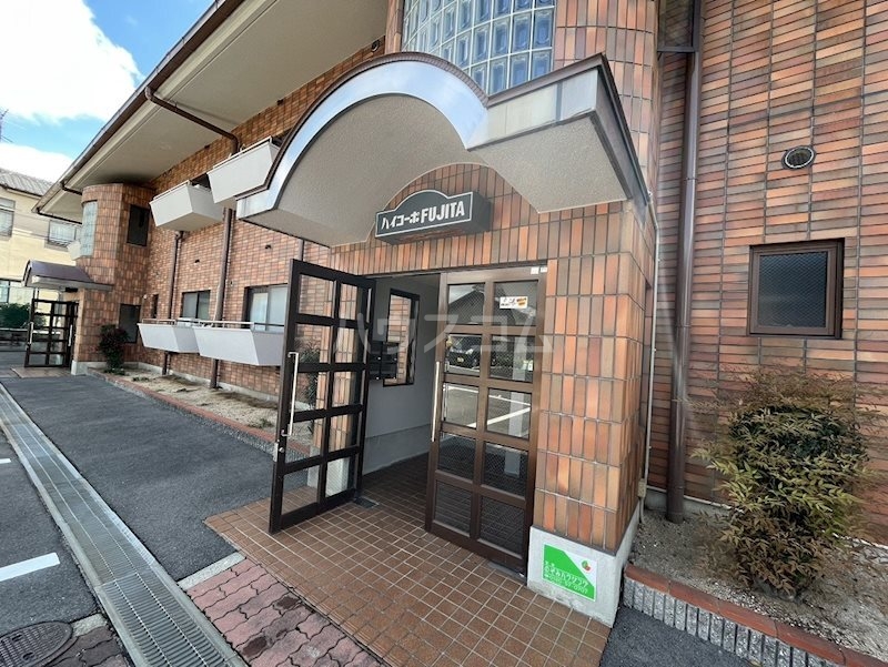 21/30 エントランス