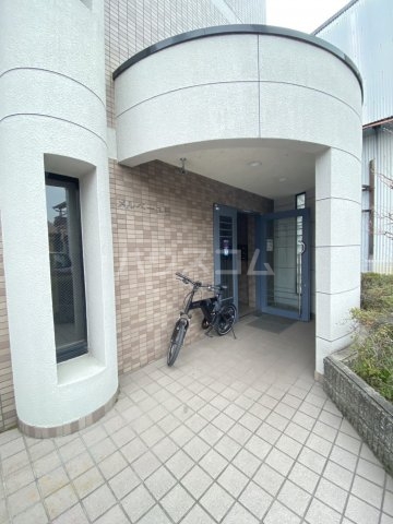 23/30 エントランス